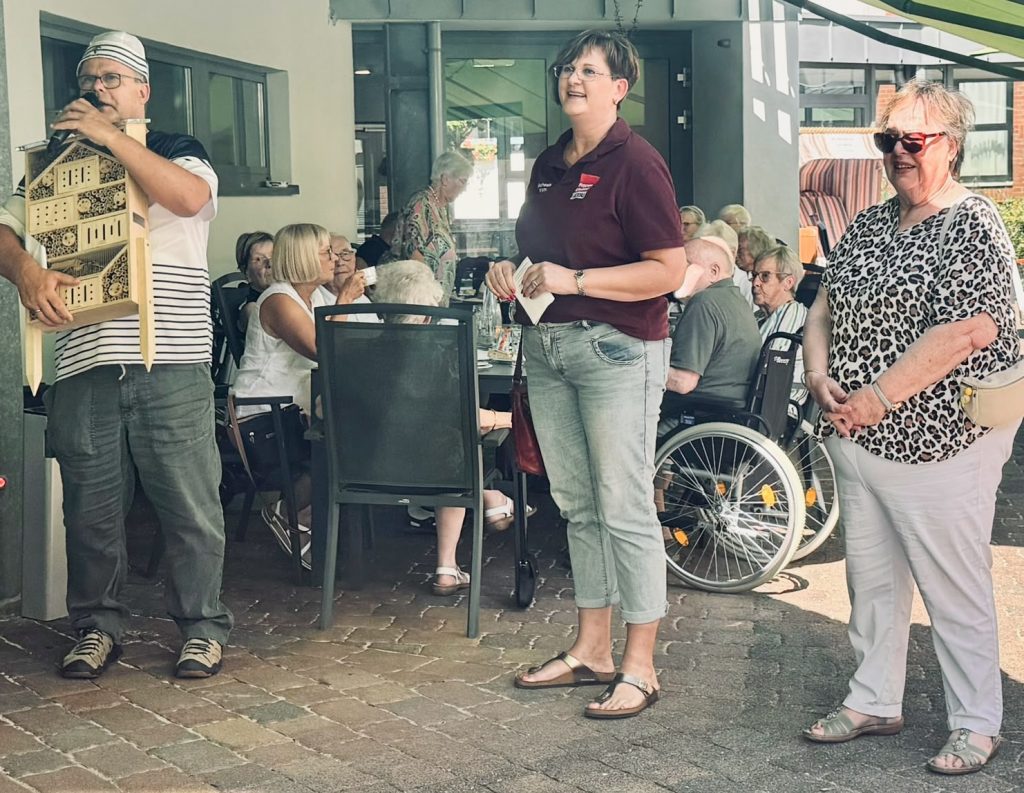 Frauen Union spendet Insektenhotel an das DRK Nienburg